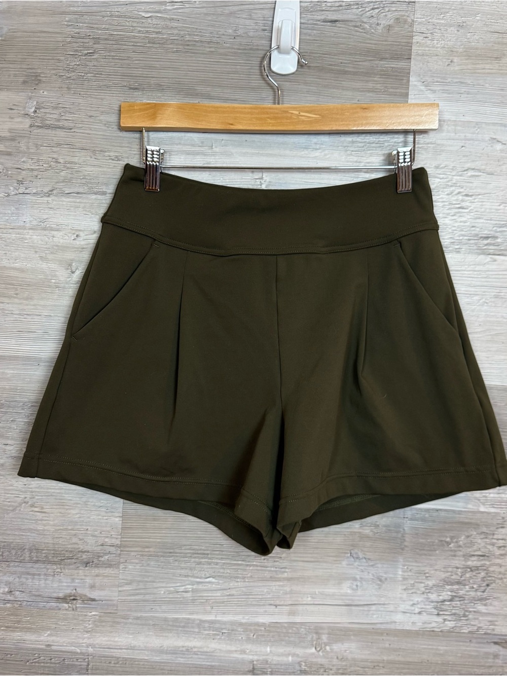 Halara Olive Green High Waisted Pleated Casual Shorts Size M Athleisure Stretch - Picture 8 of 8